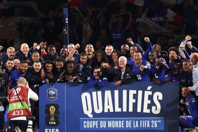 El entrenador de Francia, Didier Deschamps (C), flanqueado por el delantero de Francia, Kylian Mbappé, celebran con sus compañeros de equipo y miembros del cuerpo técnico tras ganar el partido de fútbol del grupo D de la zona europea de clasificación para la Copa Mundial de 2026 entre Francia y Ucrania en el estadio Parque de los Príncipes en París.
