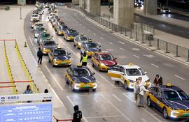 Alineación de taxis en el Aeropuerto Internacional Daxing de Beijing, China, 26 de enero de 2024