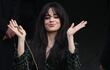 La cantante y compositora estadounidense Camila Cabello saluda a su llegada para asistir a la presentación de Chanel en la Semana de la Moda de París.