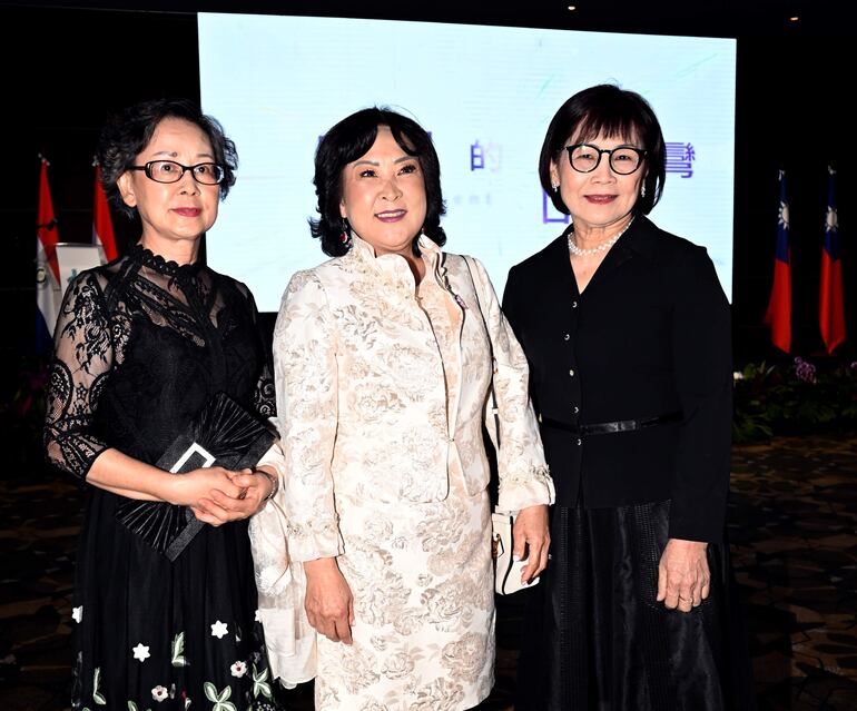 Cristina Lee, Meikuei Tang Ku y Sofia Kou.