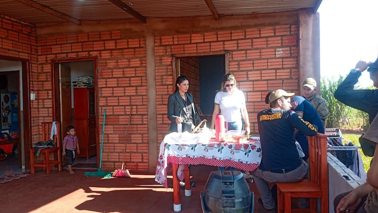 Intervención encabezada por la fiscala Sarita Bonzi en la estancia en que ocurrió un asalto y posterior supuesto secuestro.