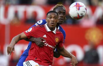 Anthony Martial (de frente) cubre la posesión del balón ante Trevoh Chalobah, del Chelsea, durante el partido que Manchester United ganó ayer por 4-1.