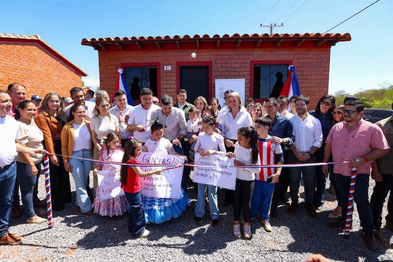 El ministro Juan Carlos Baruja participó en la inauguración de una vivienda en un evento comunitario.