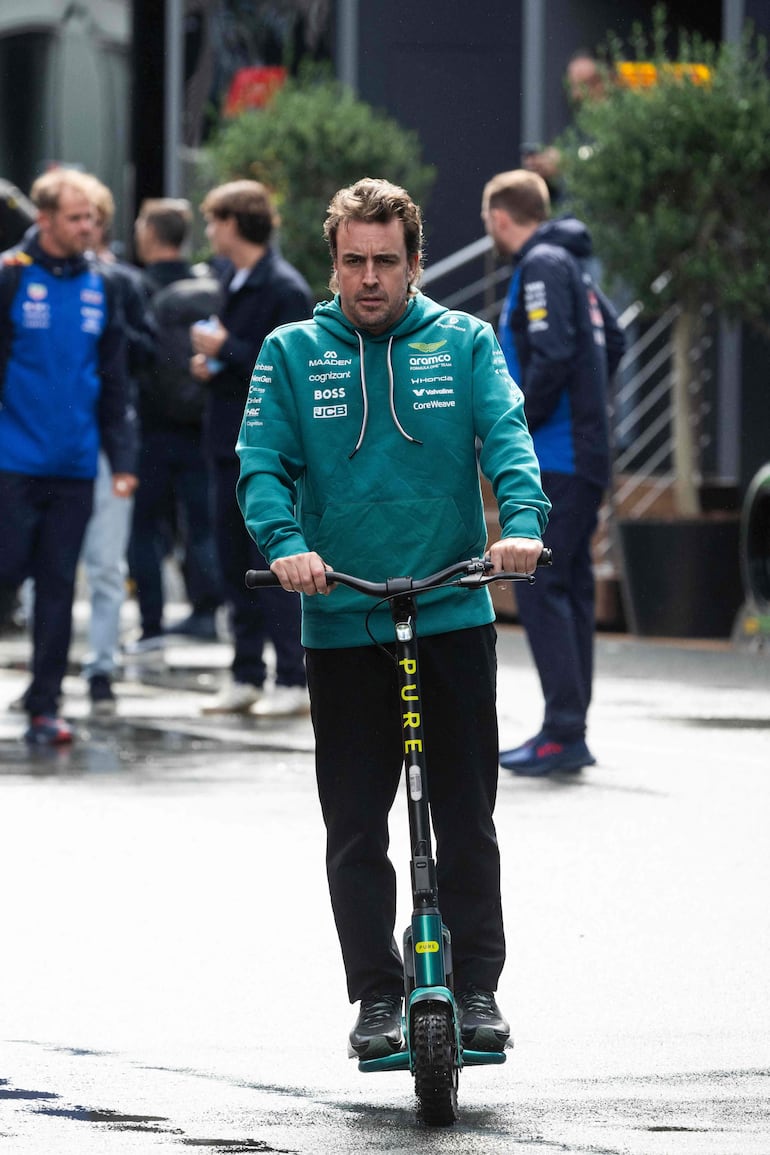 El piloto español de Aston Martin, Fernando Alonso, circula en una patineta antes del Gran Premio de los Países Bajos de Fórmula 1 en el circuito de Zandvoort. (JOHN THYS / AFP)