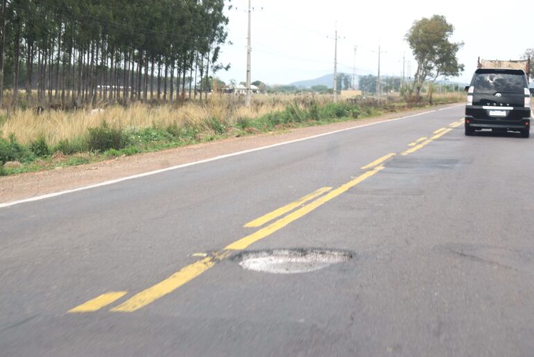 Los peligrosos baches ponen en riesgo la vida de automovilistas y motociclistas.