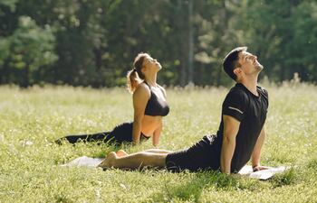 Pareja entrenando en un entorno natural al aire libre.