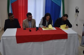 La ministra Claudia Centurión firma contrato para el nuevo hospital general de la zona sur de San Pedro en un acto realizado en Santaní.