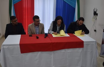La ministra Claudia Centurión firma contrato para el nuevo hospital general de la zona sur de San Pedro en un acto realizado en Santaní.