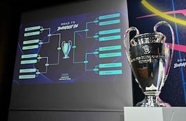 El trofeo de la Champions League en el sorteo de los octavos de final de la edición 2025-2026.