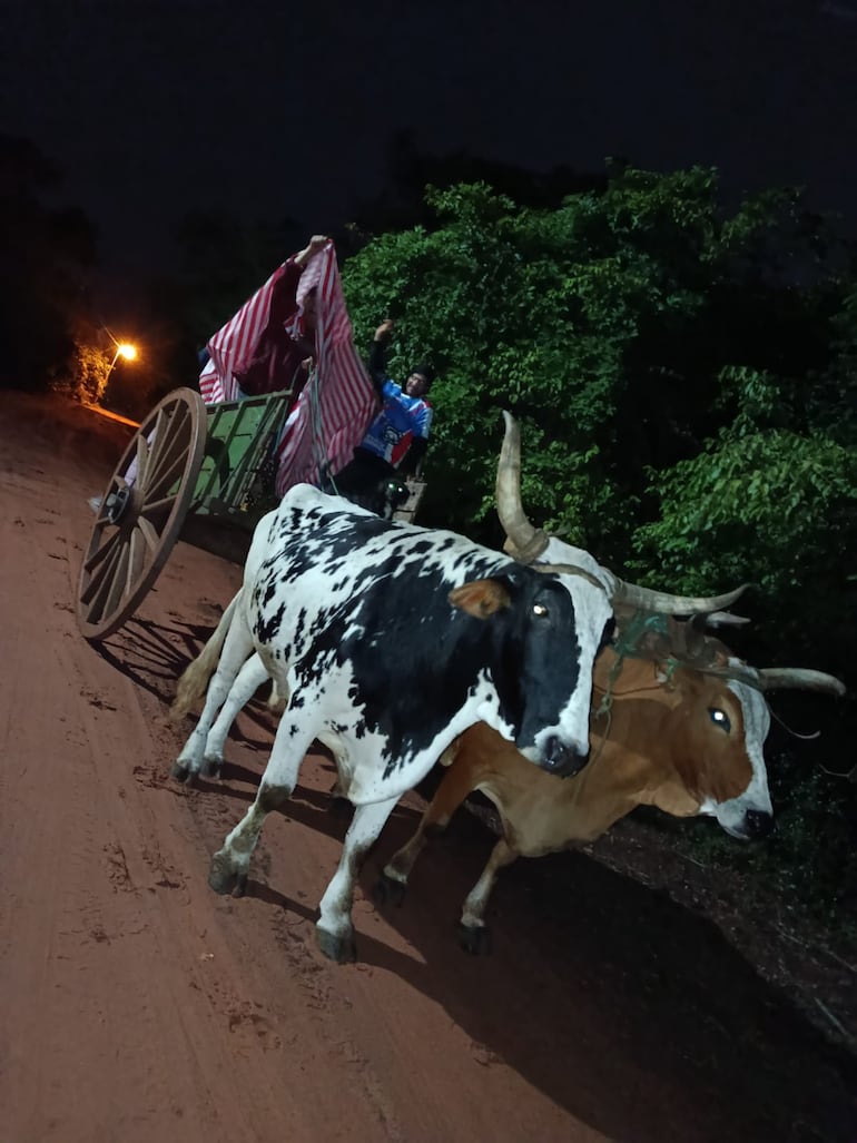 Los miembros de la familia Aquino se montaron en su carreta y recorrieron las calles de su barrio para celebrar la clasificación de Paraguay