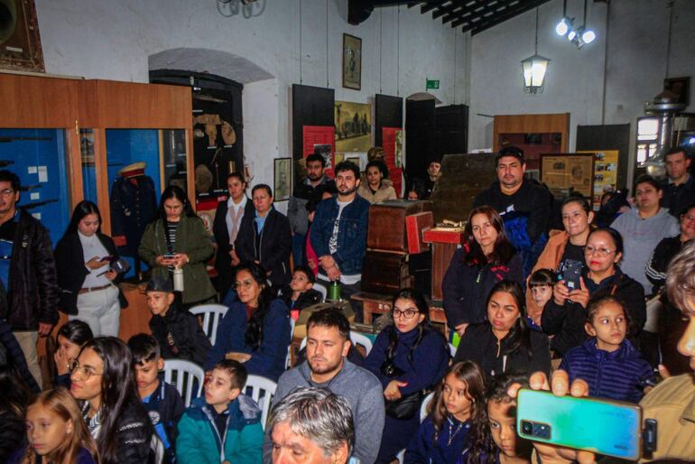 Estudiantes de varias instituciones educativas asistieron al emotivo homenaje.