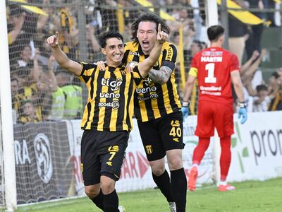 Agustín Manzur (i) y Fernando Fernández, jugadores de Guaraní, festejan un gol en el partido frente a Libertad por la fecha 20 del torneo Clausura 2025 de la Primera División de Paraguay en el estadio La Arboleda, Asunción, Paraguay.