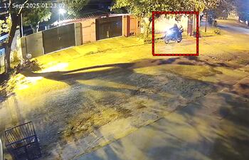 Imagen de circuito cerrado que captó a dos delincuentes en motocicleta que atacaron la vivienda del periodista Fabián Acosta.