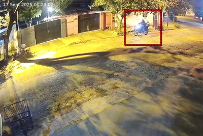 Imagen de circuito cerrado que captó a dos delincuentes en motocicleta que atacaron la vivienda del periodista Fabián Acosta.