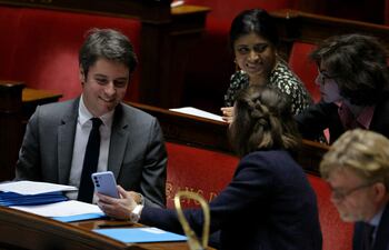 Los reguladores de tecnologías de comunicación de Estados Unidos declararon ilegales el jueves las llamadas telefónicas automáticas realizadas de forma fraudulenta con voces creadas utilizando la Inteligencia Artificial (IA), en plena expansión.