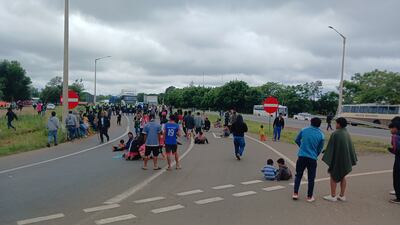 Nativos cierran en forma intermitente el km 175 de la Ruta Py 02 de Caaguazú.