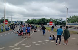 Nativos cierran en forma intermitente el km 175 de la Ruta Py 02 de Caaguazú.