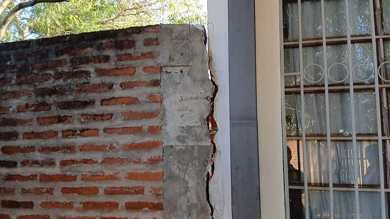 Preocupa a comunidad educativa de Encarnación posible derrumbe de muralla y postes electrificados