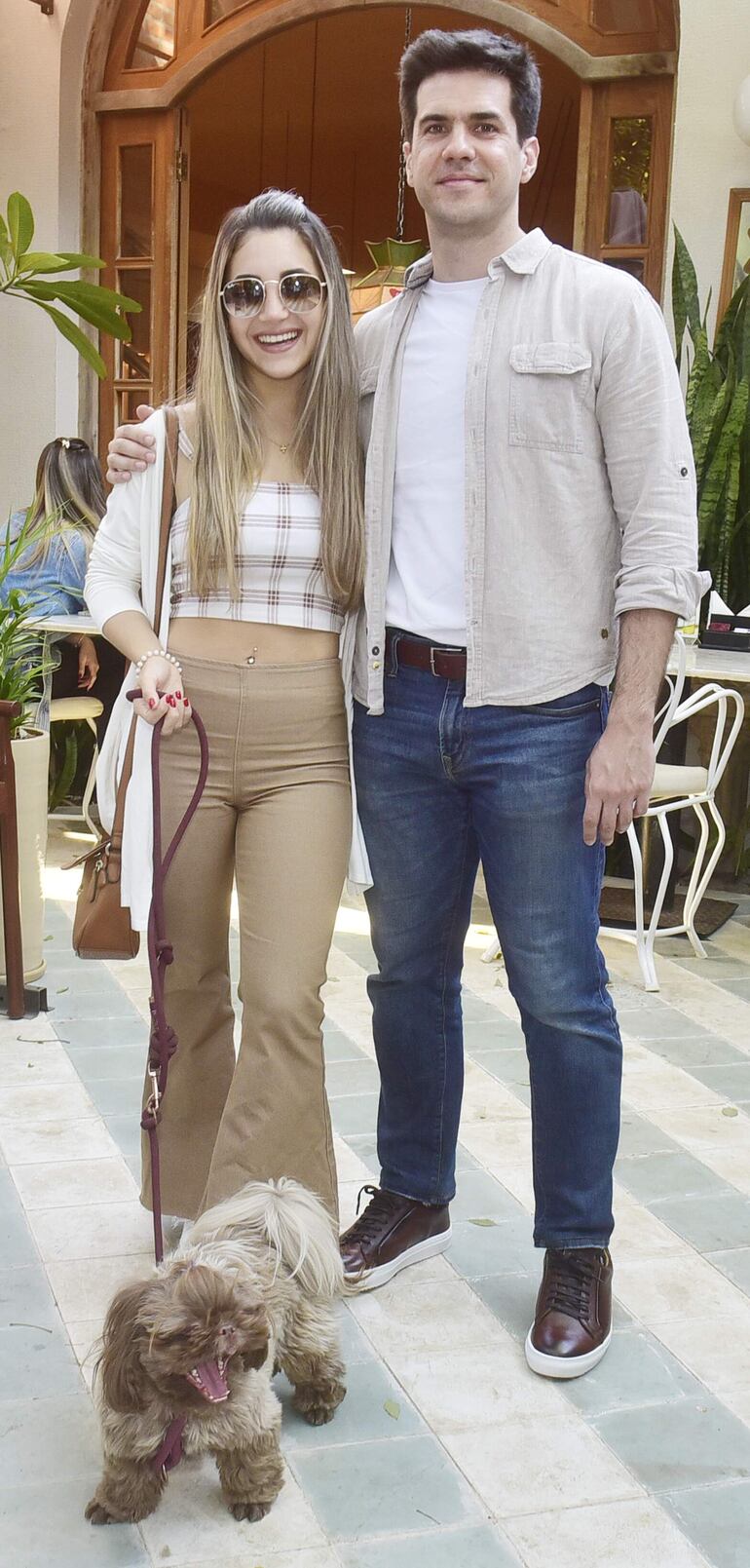 Maripaz Aguilar y Seba Castelo con su mascota Nani.