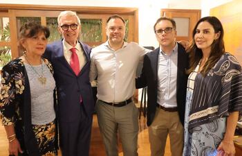 Gloria Villalba, José Daniel, Martin y Sebastián Nasta junto con Cecilia Ávila.