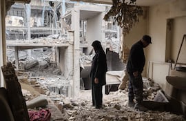 Un pareja desescombra una vivienda en el barrio de Haft Chenar de Teherán que resultó dañada en un ataque de Estados Unidos e Israel.