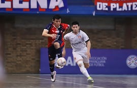 El experimentado Jorge Espinoza avanza con el balón en el juego donde los azulgranas se impusieron 5-2 a Afemec, por el Grupo A de la Liguilla Premium de futsal FIFA.