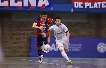 El experimentado Jorge Espinoza avanza con el balón en el juego donde los azulgranas se impusieron 5-2 a Afemec, por el Grupo A de la Liguilla Premium de futsal FIFA.