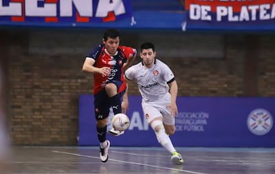 El experimentado Jorge Espinoza avanza con el balón en el juego donde los azulgranas se impusieron 5-2 a Afemec, por el Grupo A de la Liguilla Premium de futsal FIFA.