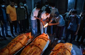 Ritos funerales para personas fallecidas en la riada, ayer en un templo en Katmandú, Nepal.