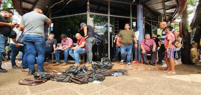 Las carteras de los cambistas que fueron saqueadas por los asaltantes.