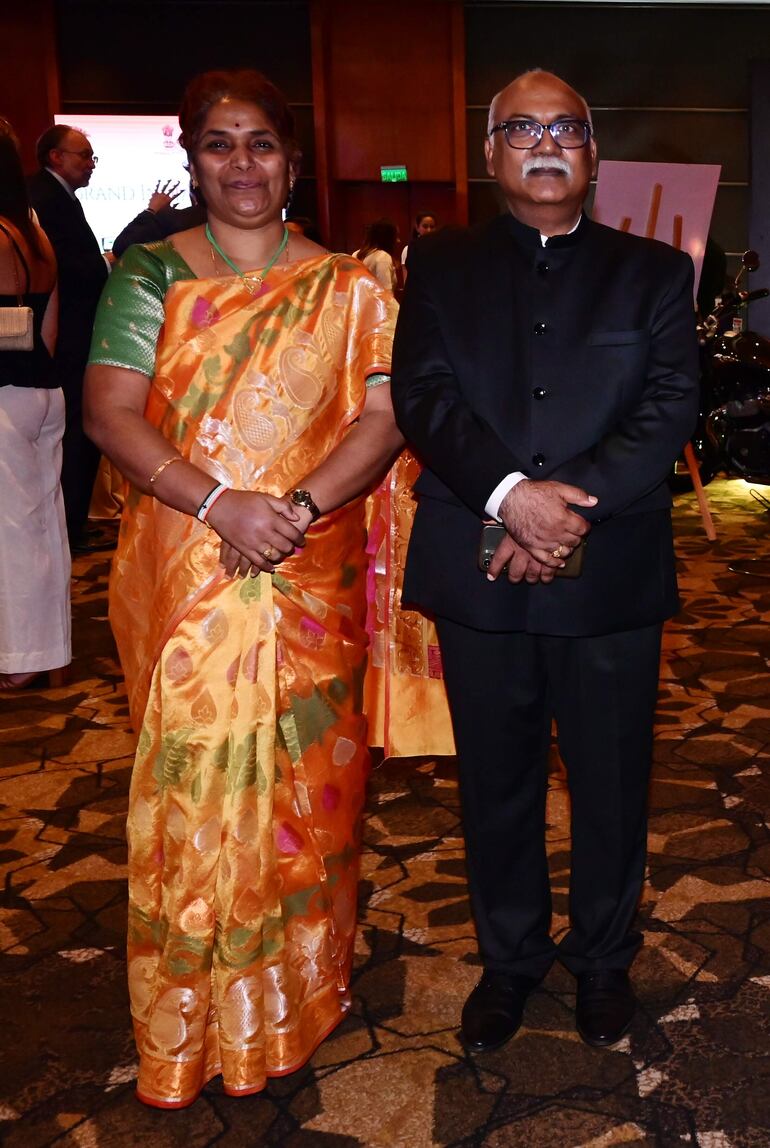 Malati Srinives Uppala junto con Srinivasa Babu Uppla.