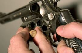 El joven de 18 años resultó herido al jugar a la "ruleta rusa", con un grupo de personas.