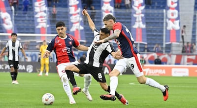Federico "Pachi" Carrizo de Libertad intenta salir de los azulgranas Pablo Vegetti e Ignacio Aliseda esta tarde en la Nueva Olla.
