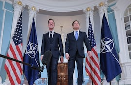 El secretario general de la OTAN, Mark Rutte (i) y el secretario de Estado de Estados Unidos, Marco Rubio (d).
