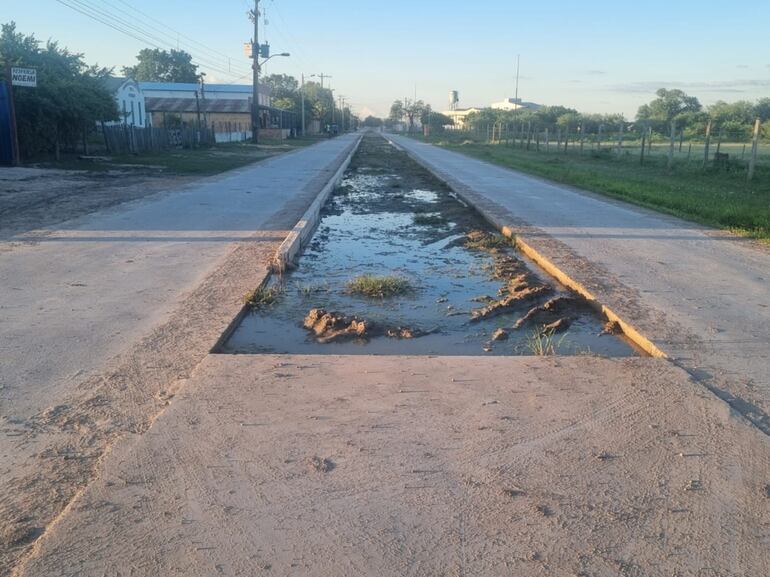 Trabajos inconclusos del cementado de calles.