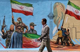 Un hombre camina frente a un mural con imágenes patrióticas en Teherán, Irán, el pasado 8 de abril.