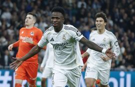MADRID , 14/02/2026.- El delantero del Real Madrid Vinicius Jr. celebra su segundo gol, cuarto del equipo blanco, durante el partido de la jornada 24 de LaLiga entre el Real Madrid y la Real Sociedad, este sábado en el estadio Santiago Bernabéu. EFE/JuanJo Martín