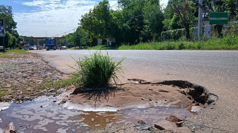Casi todo el trayecto de la ruta D027 se encuentra en pésimo estado.