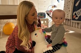 Paris Hilton con el cumpleañero Phoenix Barron.