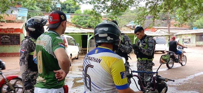 Los pobladores celebraron la presencia policial.