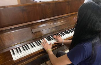 Lucero Cristal ejecutando su piano que consideró que fuera sorteado para costear una intervención quirúrgica que debe someterse.