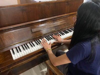 Lucero Cristal ejecutando su piano que consideró que fuera sorteado para costear una intervención quirúrgica que debe someterse.