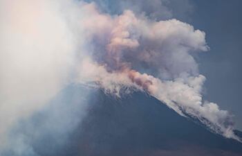 Una columna de humo se eleva desde el volcán Etna, próximo a Catania, en Italia.