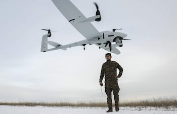 Un soldado ucraniano observa el lanzamiento de un dron de reconocimiento en la región de Donetsk, el pasado 5 de enero.