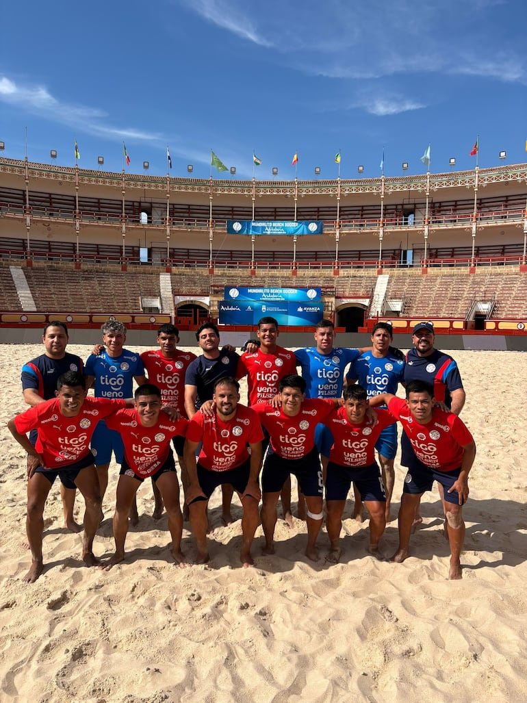 Los Pynandi posando en la sede del Mundialito, en la Plaza de Toros.