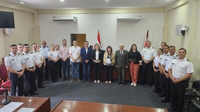 Integrantes de la Escuela de Comando y Estado Mayor de la Armada Paraguaya, presentaron en el pleno de la Junta Departamental de Ñeembucú, un proyecto relacionado a la adquisición de una lancha ambulancia totalmente equipada tipo 3.