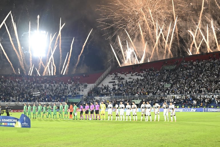El espectacular recibimiento de la hinchada de Olimpia, previo al duelo ante Audax Italiano, en el cierre del Grupo G de la Copa Sudamericana 2026.