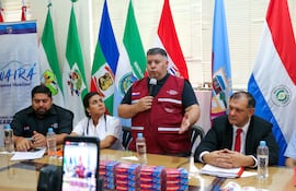 Autoridades departamentales de salud y educación durante la presentación del proyecto.