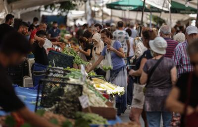 Compradores en el mercado de Estambul, Turquía. La inflación turca trepa en 58%. (EFE)
