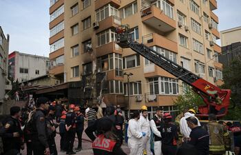 Las obras de reforma de la discoteca que se incendió este martes en Estambul, causando la muerte a 29 personas, presumiblemente empleados en los trabajos, no contaban con licencia del Ayuntamiento, según las autoridades municipales.